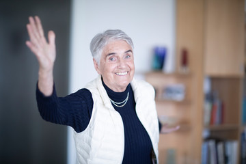 Ältere Frau zu Hause aktiv Gymnastik