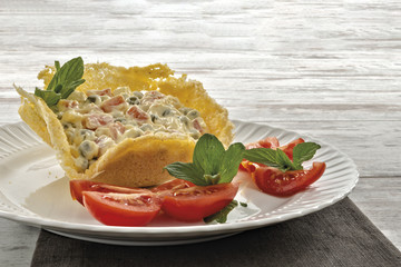 insalata russa in cialda di mais