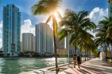Fotobehang Downtown Miami, mensen lopen langs de rivier de Miami © s4svisuals