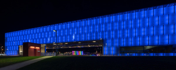 Lentos Kunstmuseum in Linz am Abend mit blauem Licht