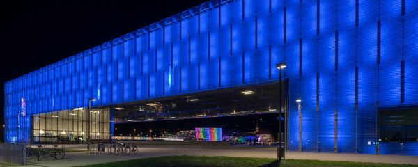 Lentos Kunstmuseum in Linz am Abend mit blauer Fassade