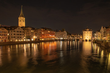 Obraz na płótnie Canvas night view of the old city of zurich