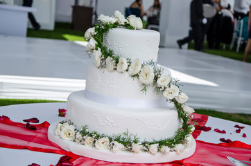 White wedding cake with flower decorations.