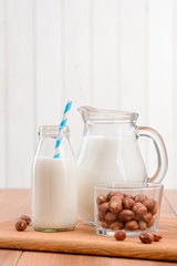 Unsweetened lactose-free milk and hazelnuts