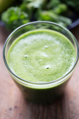 Green kale & pear smoothie 