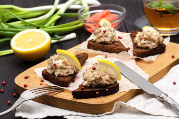 Forshmak with rye bread on cutting board, ready to eat