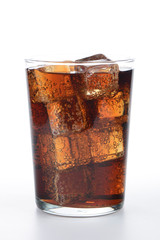 Vaso de refresco de cola con hielo sobre fondo blanco