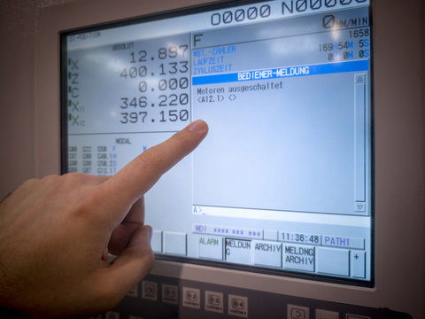 Fanuc bedienung an einem Touchpanel mit Finger Steuerung
