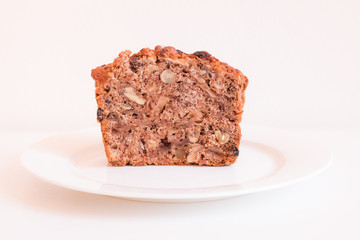 Lecker Apfel Brot mit Walnüssen auf einem Teller