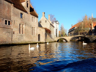 Bruges case sul canale