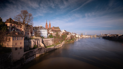 Obraz premium Frühlingsmorgen auf der Wettsteinbrücke in Basel am Rheinufer