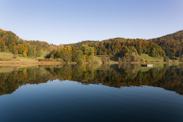 Fototapeta na wymiar Herbstlicher Blick auf den See