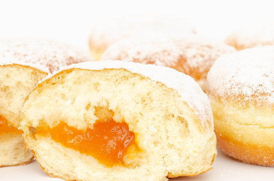 Marillenkrapfen ganz und halbiert Nahaufnahme