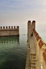 Le mura della darsena del Castello Scaligero a Sirmione