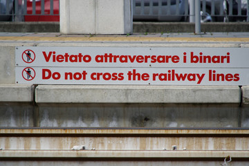 Do not cross the railway lines - Warning sign in train station