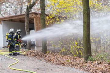 Feuerwehrm&auml;nner beim L&ouml;scheinsatz
