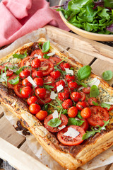 Blaetterteig mit frischen Tomaten