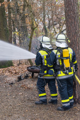 Feuerwehrm&auml;nner beim L&ouml;scheinsatz