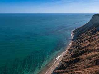 Vista aerea della falesia a picco sul mare Adriatico che da Pesaro porta a Gabicce lungo il parco...