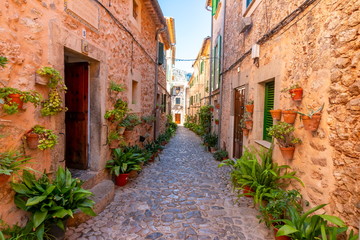 Fototapeta na wymiar Narrow streets of Valldemossa, Mallorca, Spain