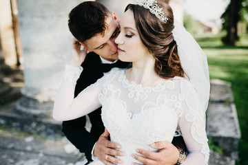 Naklejka premium Amazing picture of a wedding couple near the old castle