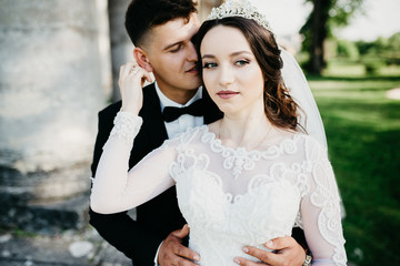 Naklejka premium Amazing picture of a wedding couple near the old castle
