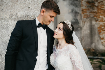 Naklejka premium Amazing picture of a wedding couple near the old castle