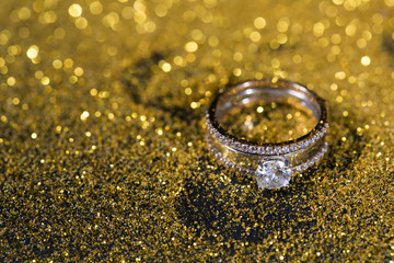 Obraz na płótnie Canvas Golden wedding rings on a black background