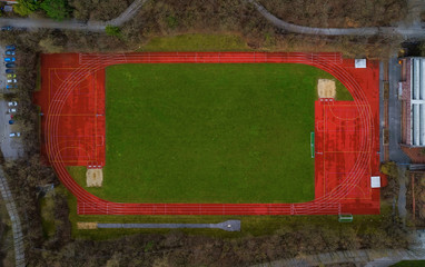 Ein leerer Fußballplatz samt Tartanbahn von oben 