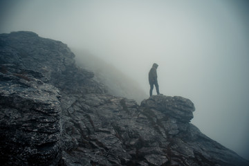persona en una montaña nublada no reconocible 