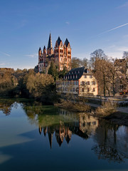 Fototapeta na wymiar Blick über die Lahn auf den Limburger Dom in Limburg, Hessen, Deutschland 