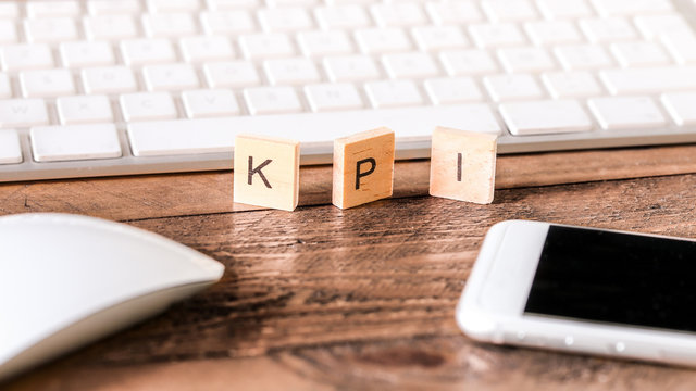 Letters on wooden pieces : KPI
