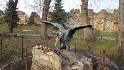 Naklejka premium eagle sculpture with hungarian flag