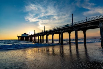 Foto op Plexiglas scenic pier at Manhattan Beach near Los Angeles in sunset © travelview