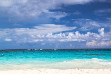 Fototapeta na wymiar Bermuda. Turquoise water of Atlantic ocean and blue sky. Fantastic view on beach. Beautiful background.