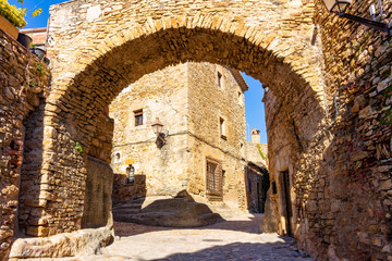 Fototapeta premium Arch of the street of Roca de Peratallada