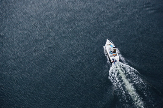 Kleines, schnelles Boot auf Wasser von oben