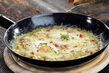 Käsespätzle mit Schinken und Ei closeup