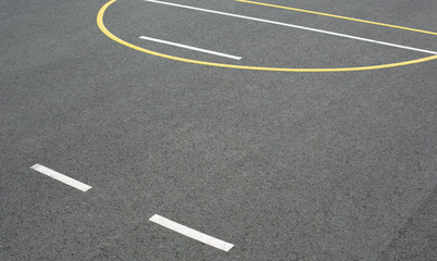 Moderner Sportplatz mit Oberfläche aus Beton und Tartan und Spielfeld für Fußball, Basketball, Handball