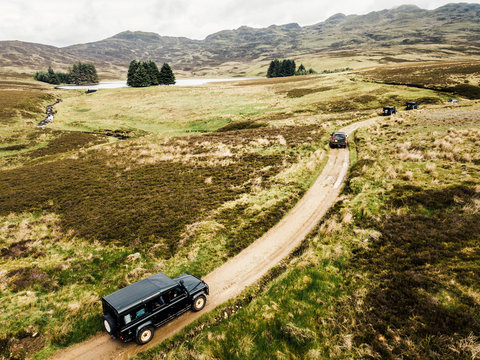 Offroad-Tour mit SUV Gel&auml;ndewagen &uuml;ber raues Gel&auml;nde mit sch&ouml;ner Landschaft