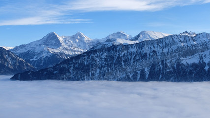 Obraz premium Wolkendecke über dem RThunersee mit dem Dreigestirn
