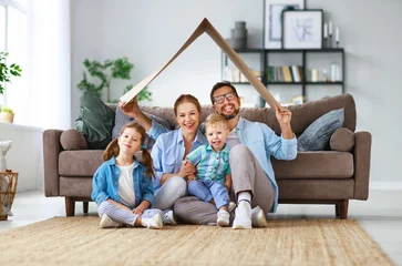 Foto op Plexiglas concept van huisvesting en verhuizing. gelukkige familie moeder vader en kinderen met dak thuis. © JenkoAtaman