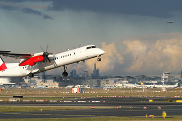 Fototapeta na wymiar Propellerflugzeug beim Start vom Flughafen Frankfurt - Stockfoto