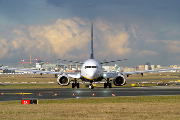 Passagierflugzeug am Boden auf dem Weg zur Startposition auf der Startbahn West am Flughafen...