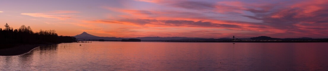 Fototapeta na wymiar Panoramic sunrise over Columbia River, Mt Hood, and Portland Oregon