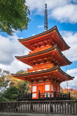Obraz premium Koyasu Pagoda View on Mount Otawa in autumn at Kiyomizu-dera temple and garden in Kyoto.