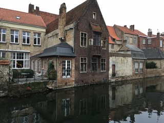 Obraz premium View of residential houses on the Gouden Hand canal on a cold winter day in Bruges, West Flanders, Belgium.