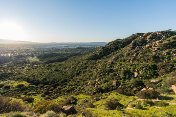 Obraz premium Early spring morning view of Los Angeles and the San Fernando Valley from hilltop at Santa Susana Pass State Historic Park.