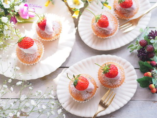 イチゴのカップケーキでティータイム