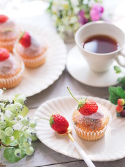 イチゴのカップケーキでティータイム